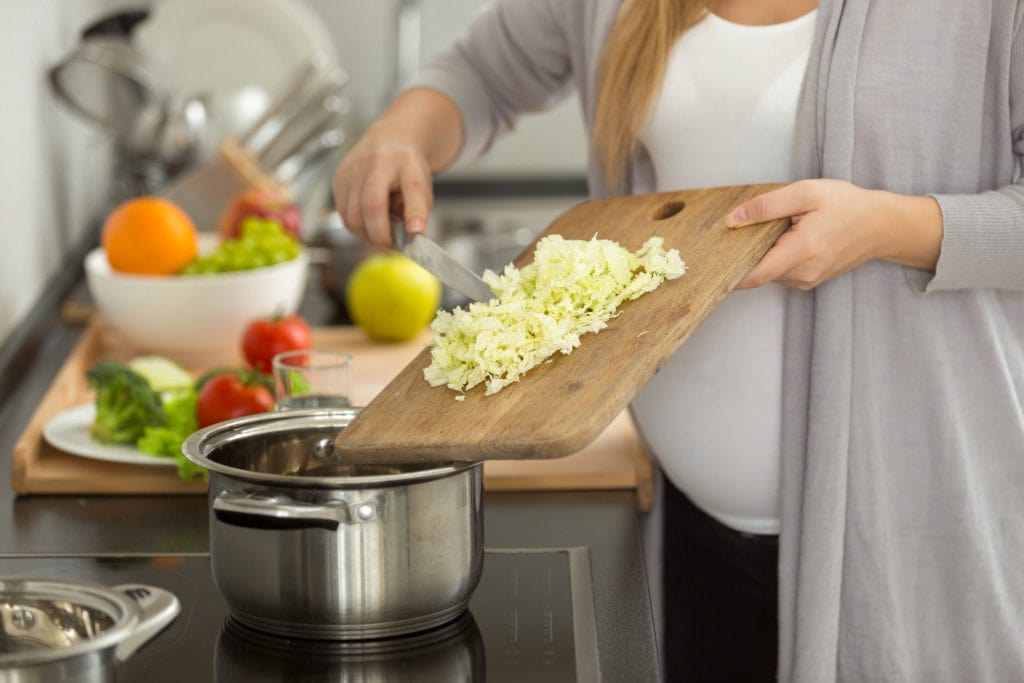 If you are expecting during this holiday season, watch out and avoid these mistakes! Here are 5 mistakes pregnant women make around the holidays.