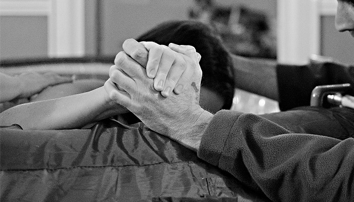 Whether you're dead set on natural childbirth or just want to see how things go use these tips for natural birth to decrease your pain. #pregnancy #birth #laboranddelivery #naturalbirth #hospitalbirth #homebirth