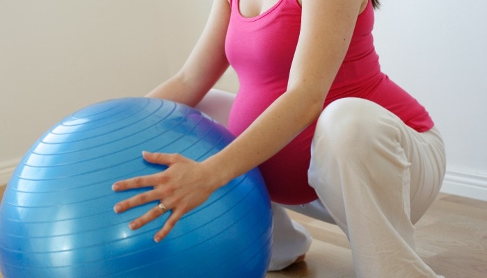 Whether you're dead set on natural childbirth or just want to see how things go use these tips for natural birth to decrease your pain. #pregnancy #birth #laboranddelivery #naturalbirth #hospitalbirth #homebirth