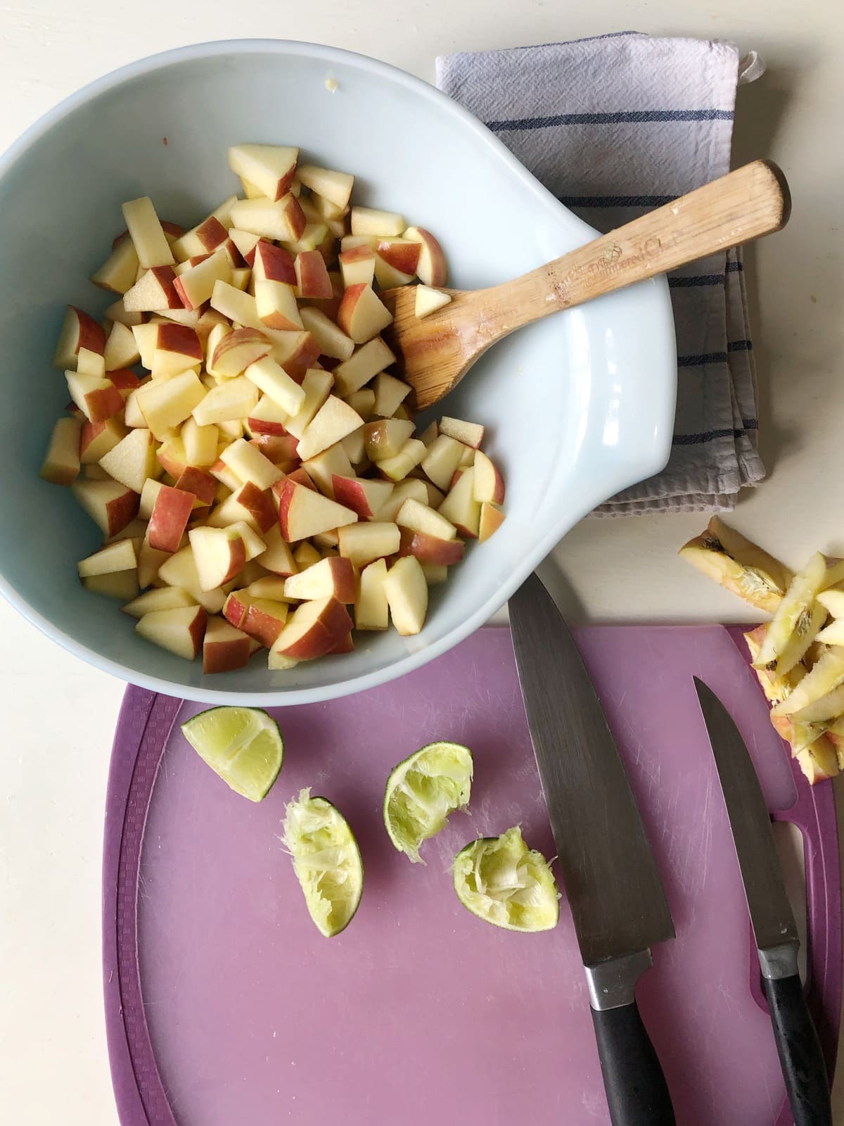 Mix the apples and lime together thoroughly.